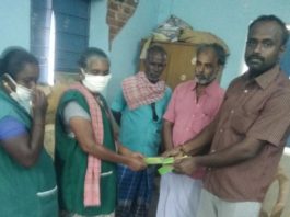 அரியநாயகிபுரத்தில் தூய்மை பணியாற்றும் பணியாளர்களுக்கு பரிசு தந்த பேராசிரியர்