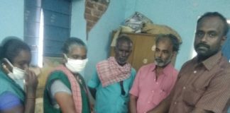 அரியநாயகிபுரத்தில் தூய்மை பணியாற்றும் பணியாளர்களுக்கு பரிசு தந்த பேராசிரியர்