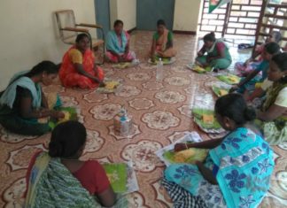 தூய்மை பணியாளர்களுக்கு உணவு வழங்கும் ஊராட்சி தலைவர்