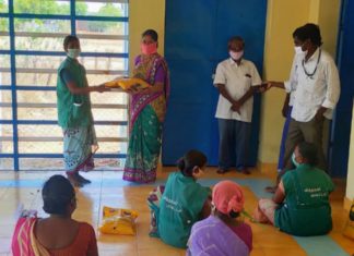 தூய்மை பணியாளர்களுக்கு விலையில்லா பொருட்கள்-விஜயரெங்கபுரம் ஊராட்சி தலைவி