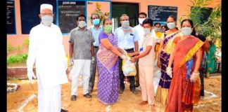 ஏர்வாடி ஊராட்சி – அரசு பள்ளி மாணவ குடும்பத்திற்கு நிவாரண பொருட்கள் வழங்கிய ஆசிரியர்கள்* ஏர்வாடி ஊராட்சி