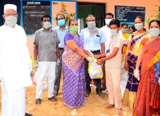 ஏர்வாடி ஊராட்சி – அரசு பள்ளி மாணவ குடும்பத்திற்கு நிவாரண பொருட்கள் வழங்கிய ஆசிரியர்கள்* ஏர்வாடி ஊராட்சி