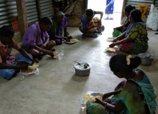 பணியாளர்களுக்கு இருவேளை உணவு வழங்கும் இருக்கன்குடி ஊராட்சி