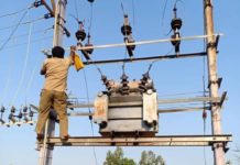 மின்சார ஊழியர்களுக்கு நன்றி தெரிவிக்கும் வாராப்பூர் ஊராட்சி