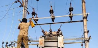 மின்சார ஊழியர்களுக்கு நன்றி தெரிவிக்கும் வாராப்பூர் ஊராட்சி