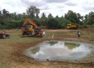 ஊரணி மேம்படுத்துதல்- நீர்மேலாண்மை பணியில் ஏ.வேலங்குடி ஊராட்சி