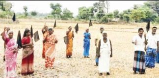 பரவளூர் கிராமத்தில் கருப்பு கொடி ஏந்தி விவசாயிகள் போராட்டம் பரவளூர்