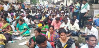 சுட்டெரிக்கும் வெயிலில் ஊராட்சி செயலாளர்கள்