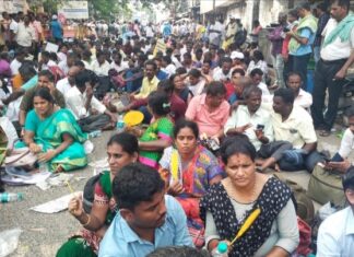 சுட்டெரிக்கும் வெயிலில் ஊராட்சி செயலாளர்கள்