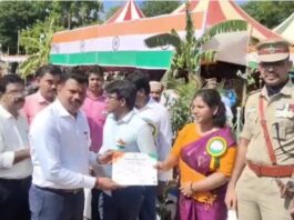விருது பெற்ற மாவட்ட ஊரக வளர்ச்சித்துறை உதவி இயக்குநர்