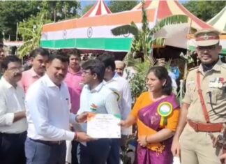 விருது பெற்ற மாவட்ட ஊரக வளர்ச்சித்துறை உதவி இயக்குநர்