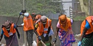 தலையை சுற்றி தொடுவது போல தூய்மை காவலர்களுக்கு சம்பளம்