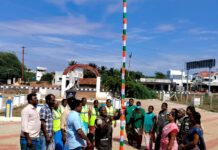 சிவகங்கை – கடைநிலை ஊழியர்கள் கொடியேற்றினர்