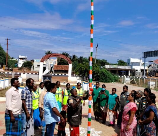 சிவகங்கை – கடைநிலை ஊழியர்கள் கொடியேற்றினர்