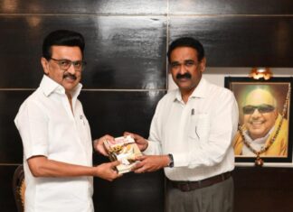 முதல்வருக்கு ஆங்கில புத்தாண்டு வாழ்த்து தெரிவித்த ஆணையர்